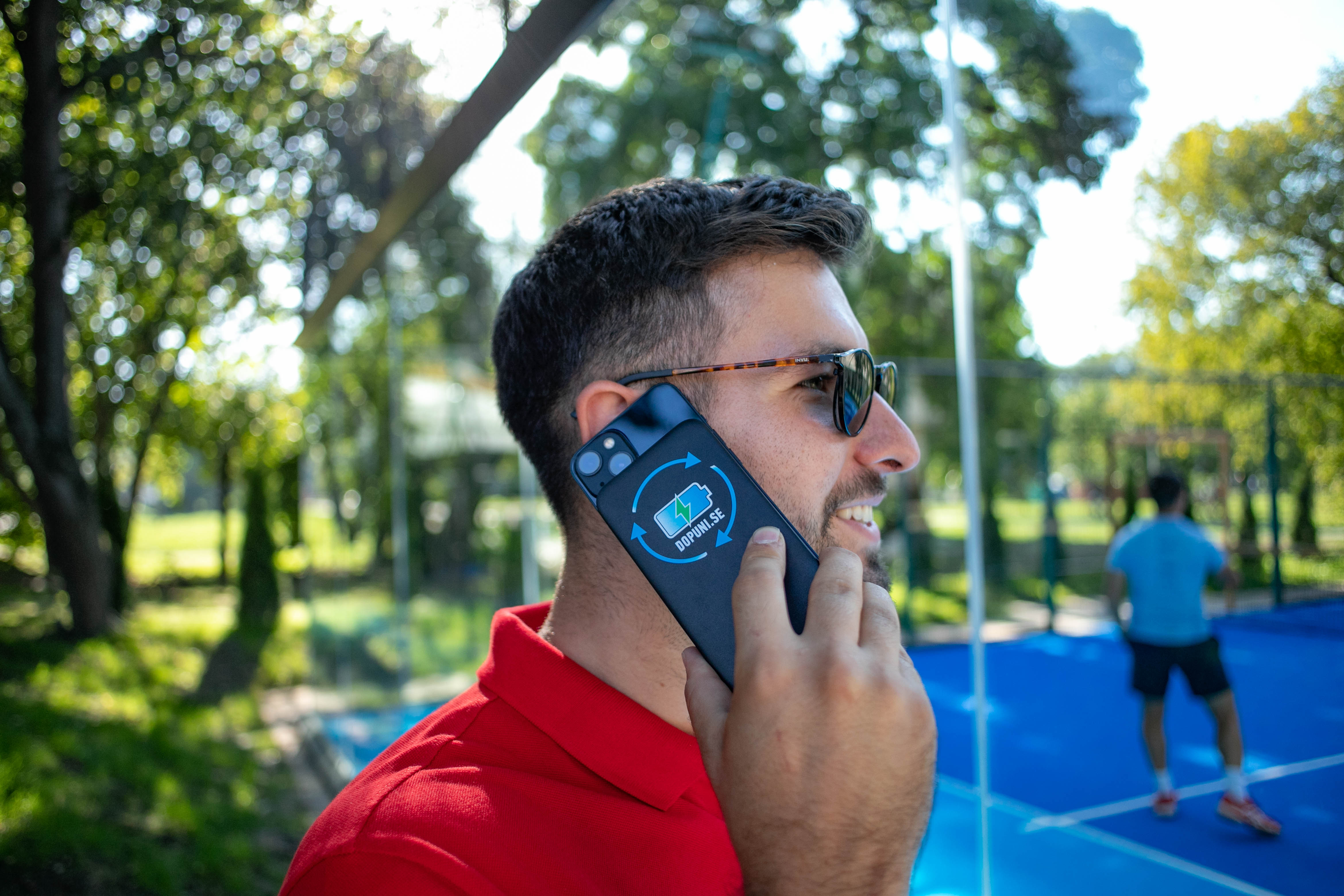 Korisnik sa Dopuni.se powerbankom — brendirana vidljivost u ruci svakog korisnika